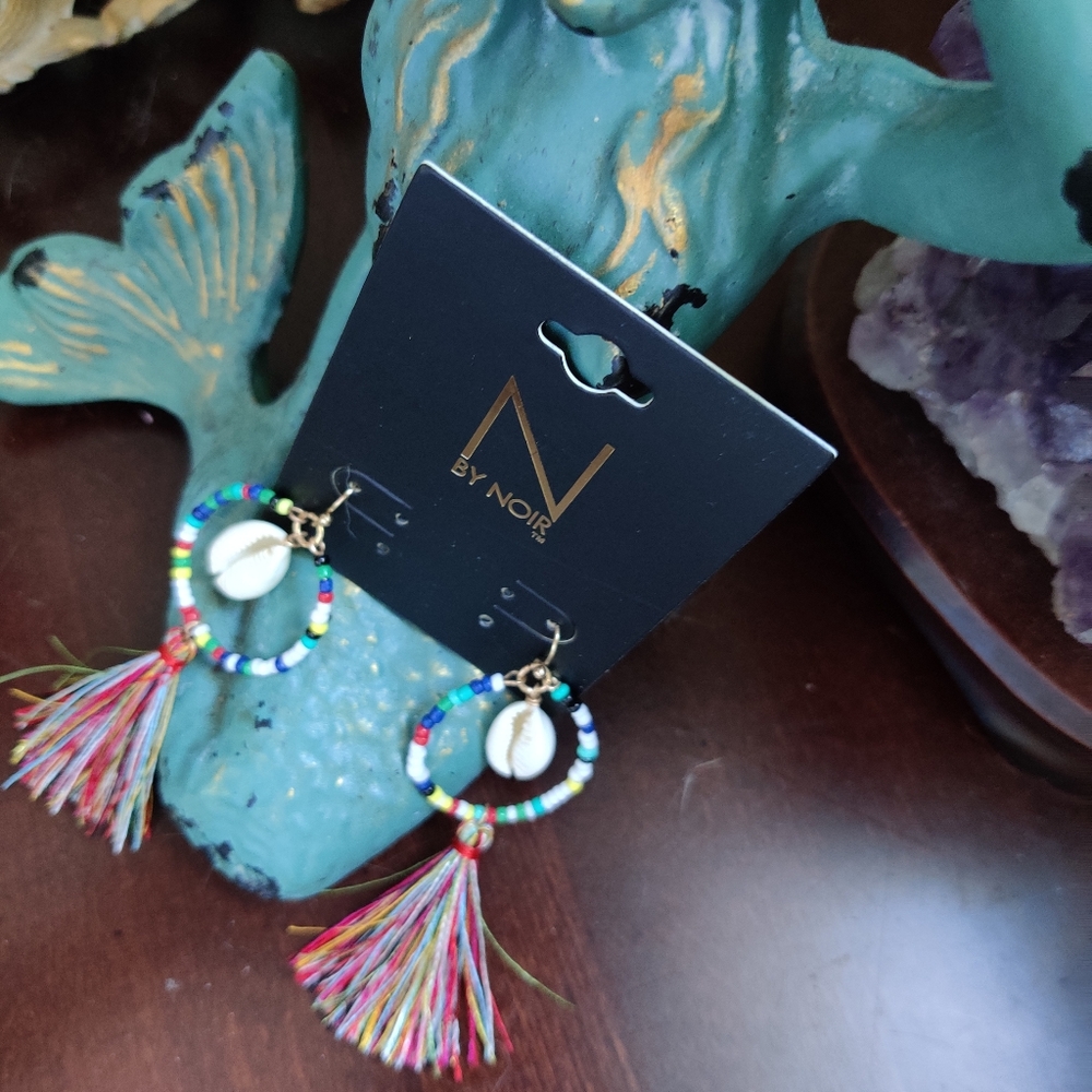 SOLD.....🌞🌻noir shell earrings nwt - Picture 2 of 4